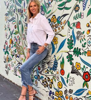 Kristen Taekman feet photo thumbnail