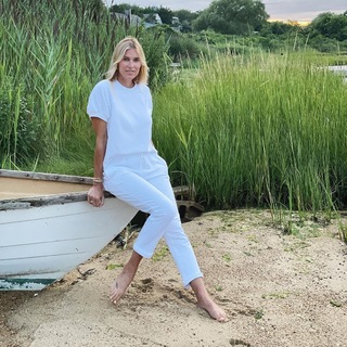 Kristen Taekman feet photo thumbnail