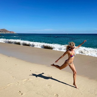 Kristen Taekman feet photo thumbnail