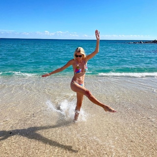 Kristen Taekman feet photo thumbnail