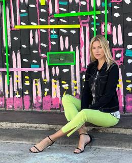 Kristen Taekman feet photo thumbnail