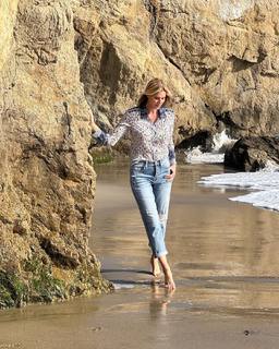 Kristen Taekman feet photo thumbnail