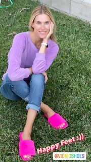 Kristen Taekman feet photo thumbnail