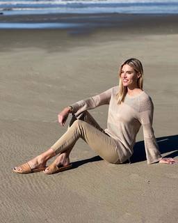 Kristen Taekman feet photo thumbnail