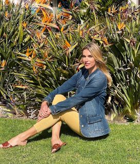 Kristen Taekman feet photo thumbnail
