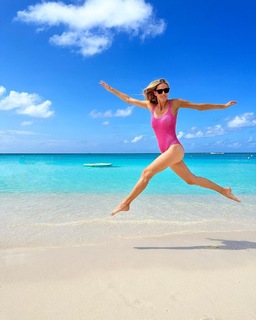 Kristen Taekman feet photo thumbnail