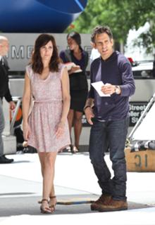 Kristen Wiig feet photo thumbnail