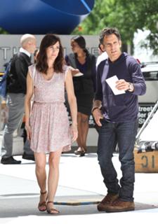 Kristen Wiig feet photo thumbnail