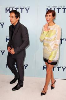 Kristen Wiig feet photo thumbnail