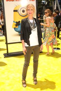 Kristen Wiig feet photo thumbnail