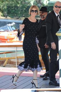Kristen Wiig feet photo thumbnail