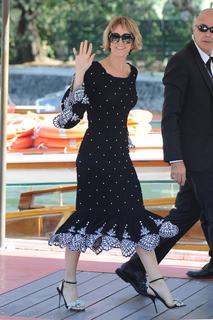 Kristen Wiig feet photo thumbnail