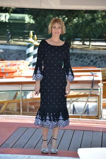 Kristen Wiig feet photo thumbnail