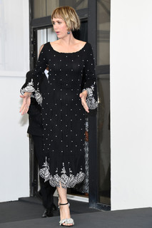 Kristen Wiig feet photo thumbnail