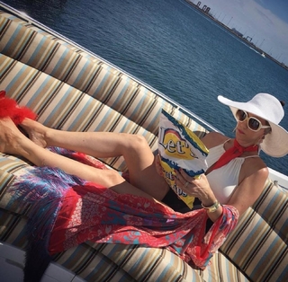 Kristen Wiig feet photo thumbnail