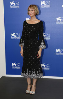 Kristen Wiig feet photo thumbnail
