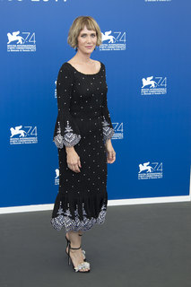 Kristen Wiig feet photo thumbnail