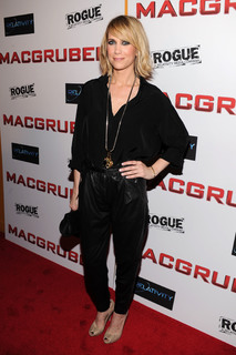 Kristen Wiig feet photo thumbnail