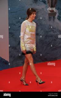 Kristen Wiig feet photo thumbnail