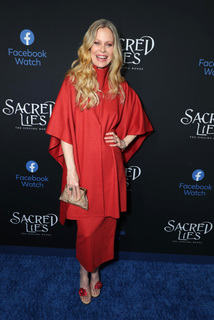 Kristin Bauer van Straten feet photo 9
