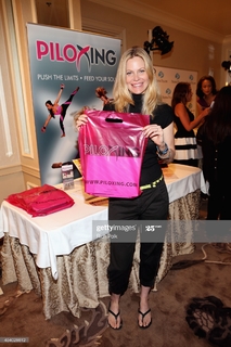 Kristin Bauer van Straten feet photo 11