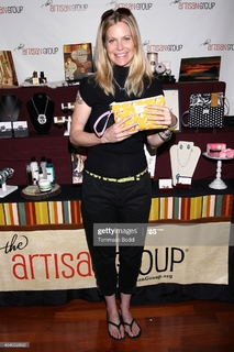 Kristin Bauer van Straten feet photo 4