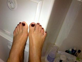 Kristin Chenoweth feet photo thumbnail