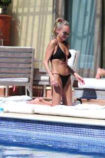 Kristin Chenoweth feet photo thumbnail