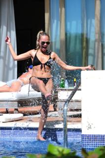 Kristin Chenoweth feet photo thumbnail