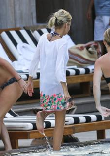 Kristin Chenoweth feet photo thumbnail