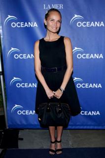 Kristin Chenoweth feet photo thumbnail