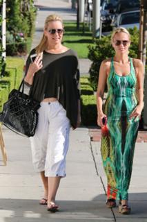 Kristin Chenoweth feet photo thumbnail