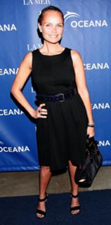 Kristin Chenoweth feet photo thumbnail