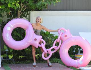 Kristin Chenoweth feet photo thumbnail