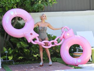 Kristin Chenoweth feet photo thumbnail