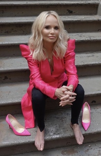 Kristin Chenoweth feet photo thumbnail