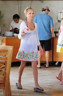 Kristin Chenoweth feet photo thumbnail