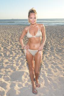 Kristin Chenoweth feet photo thumbnail