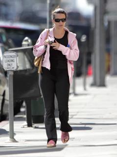 Kristin Davis feet photo thumbnail