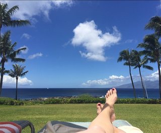 Kristin Davis feet photo thumbnail