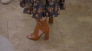 Kristin Davis feet photo thumbnail