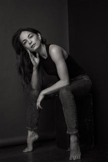 Kristin Kreuk feet photo thumbnail