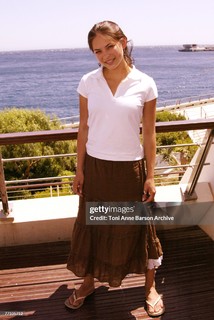 Kristin Kreuk feet photo thumbnail