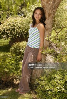 Kristin Kreuk feet photo thumbnail
