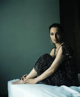 Kristin Scott Thomas feet photo thumbnail