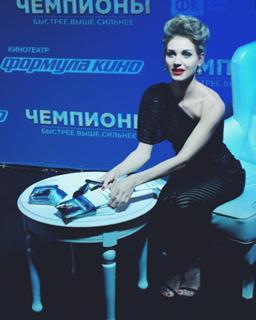 Kristina Asmus feet photo thumbnail