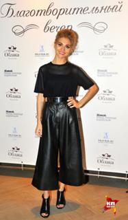 Kristina Asmus feet photo thumbnail