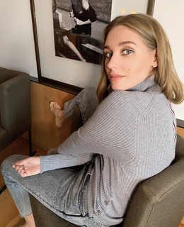 Kristina Asmus feet photo thumbnail