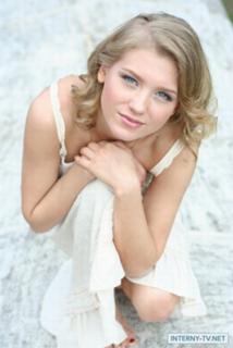 Kristina Asmus feet photo thumbnail