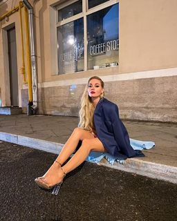 Kristina Asmus feet photo thumbnail